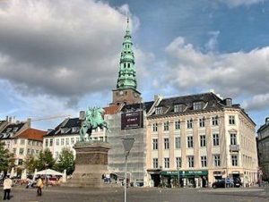 Höjbro Plads at the end of Gammel Strand, the equestrian statue of Bishop Absalon in the center. He was the founder of Copenhagen 1000 years ago. Sankt Nikolaj kirke in the background, now an art gallery for contemporary art.