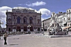 L'Oeuf in the center of Montpellier and the Theater. On the right, the awnings of Y'a bon or Y'a mieux can just be seen. La fontaine des Trois Grâces in the foreground.